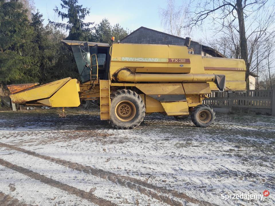 Kombajn zbożowy Holland TX 32 z przystawka do