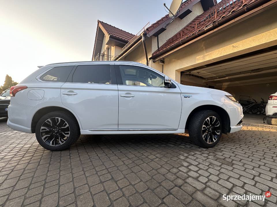 Mitsubishi Outlander hybryda plug in zasięg 34 2000cm3