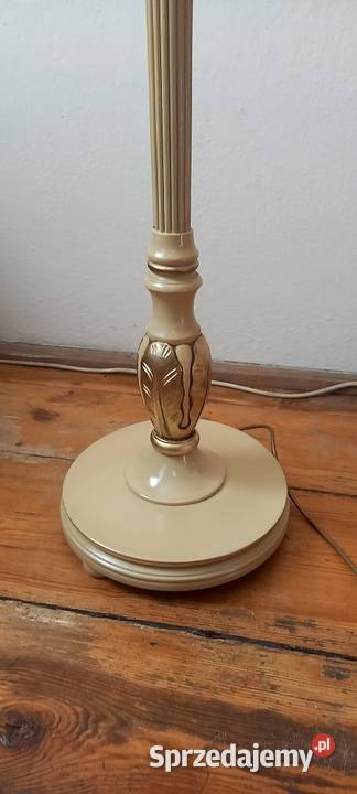 Elegancka drewniana lampa podłogowa w stylu Skierniewice