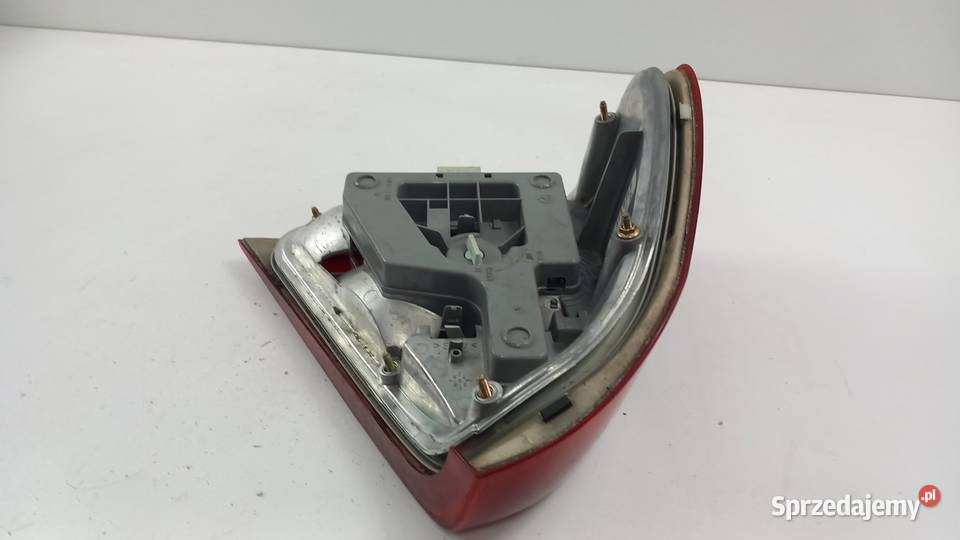 MERCEDES W202 SEDAN LAMPA TYŁ PRAWA Motoryzacja
