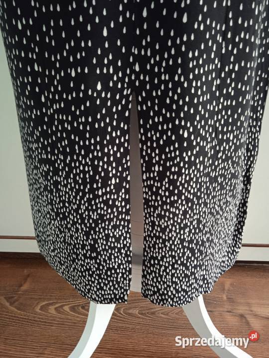 DŁUGA CZARNA SUKIENKA Z ŻORŻETY W KROPELKI OPUS Piła