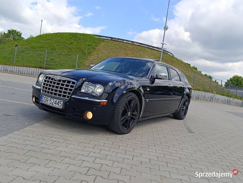 Black Chrysler 300C zamiana światła przeciwmgielne