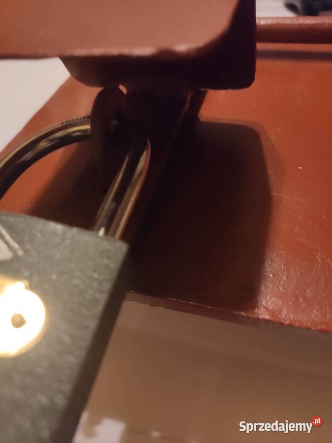 Zasuwa z osłoną na kłódkę Łazy sprzedam