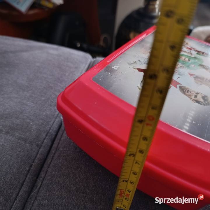 czerwony lunchbox z grafiką przedstawiającą Artykuły szkolne