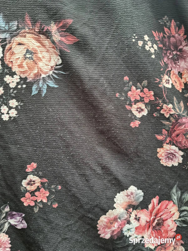Czarna bluzka w kwiaty z marszczeniem szyi i pomorskie Trąbki Wielkie sprzedam