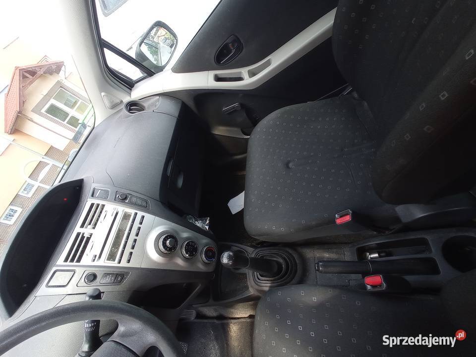 Toyota Yaris 10 Terra srebrny sprzedam
