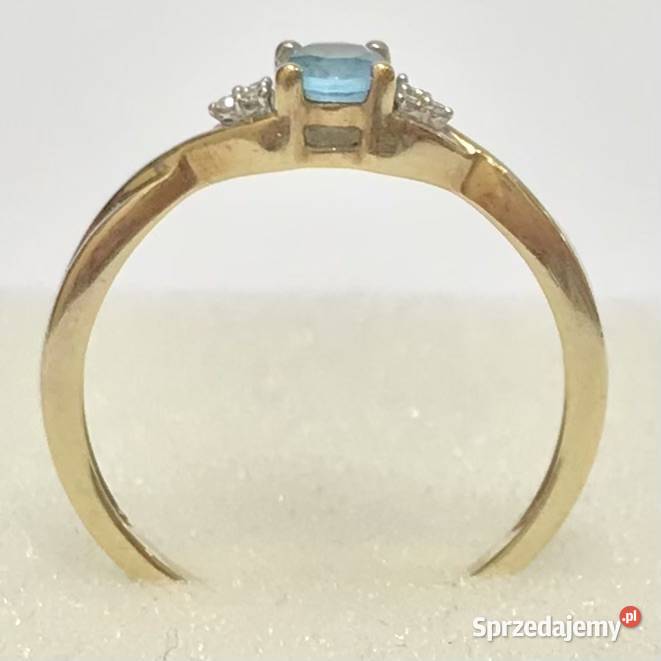 Złoty pierścionek 9K 375 z błękitnym topazem i Warszawa