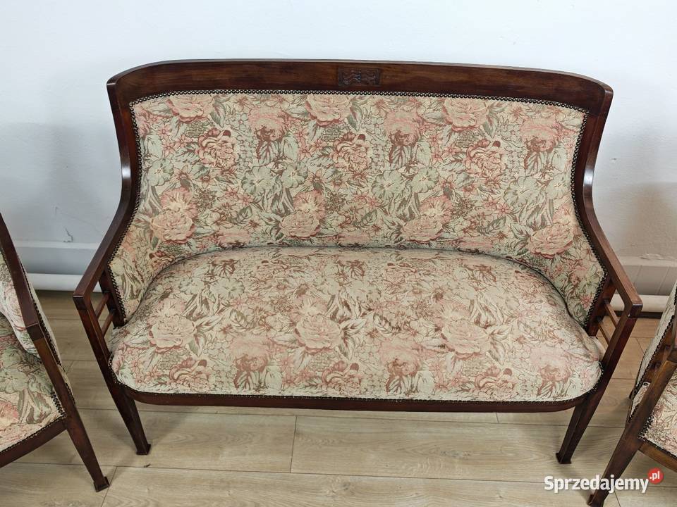 Piękna sofa i dwa fotele na drewnianym stelażu z