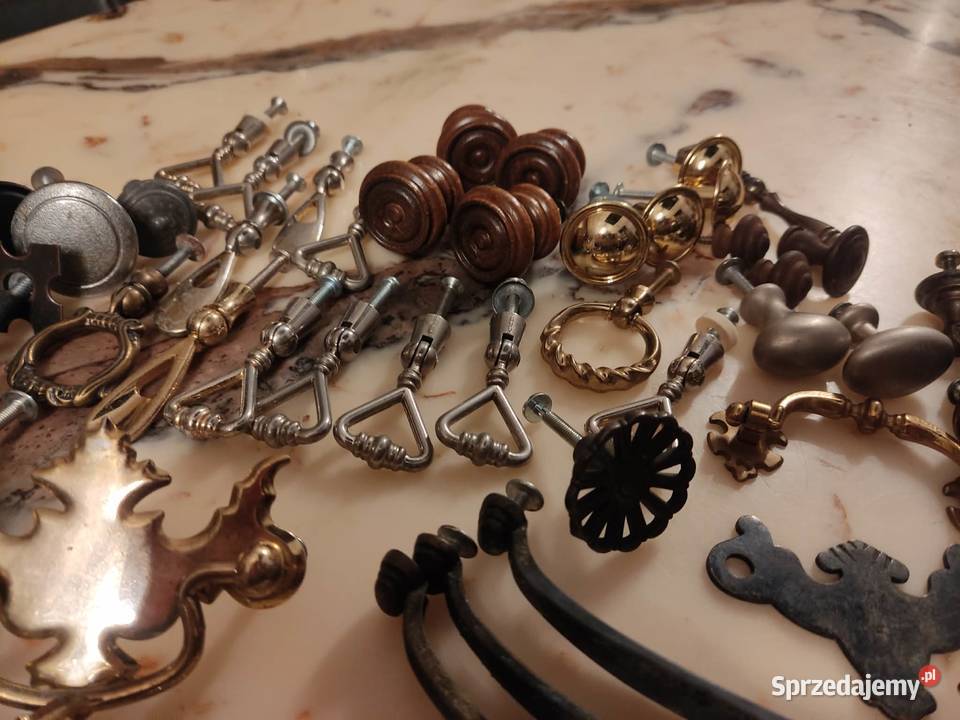 stare uchwyty meblowe z szyldem i bez 65 sztuk