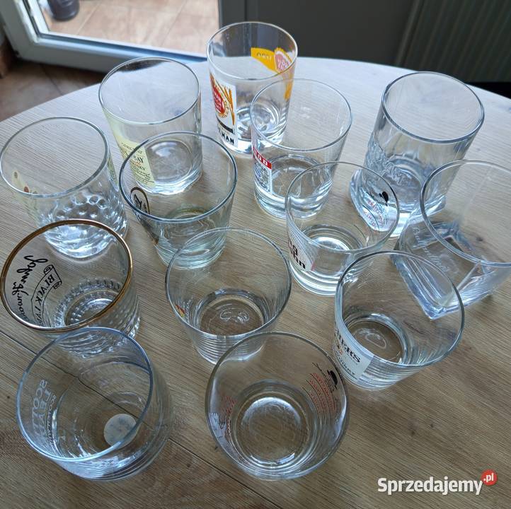13 szklanek z kolekcji whisky