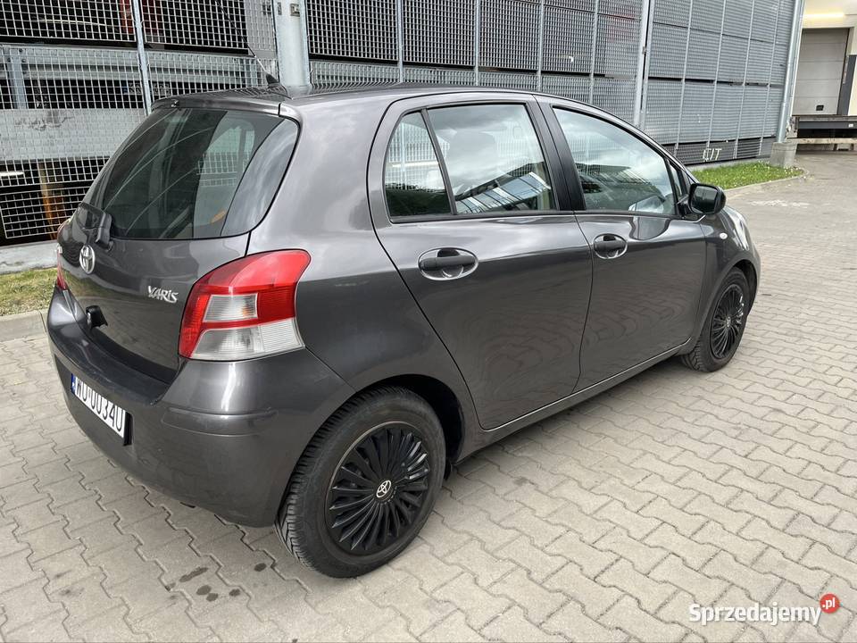 Toyota Yaris 13 benzyna 6 biegów Bezwypadkowy Warszawa sprzedam