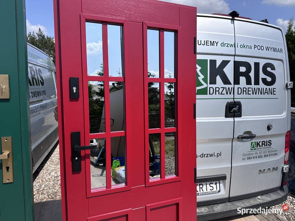 Drzwi zewnetrzne drewniane ręki zielone czerwone Mołomotki