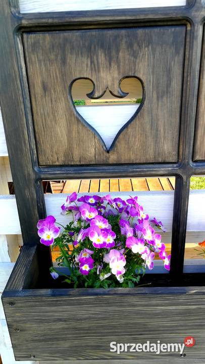 Donica drewniana jako okno kwietnik rustykalny Radków