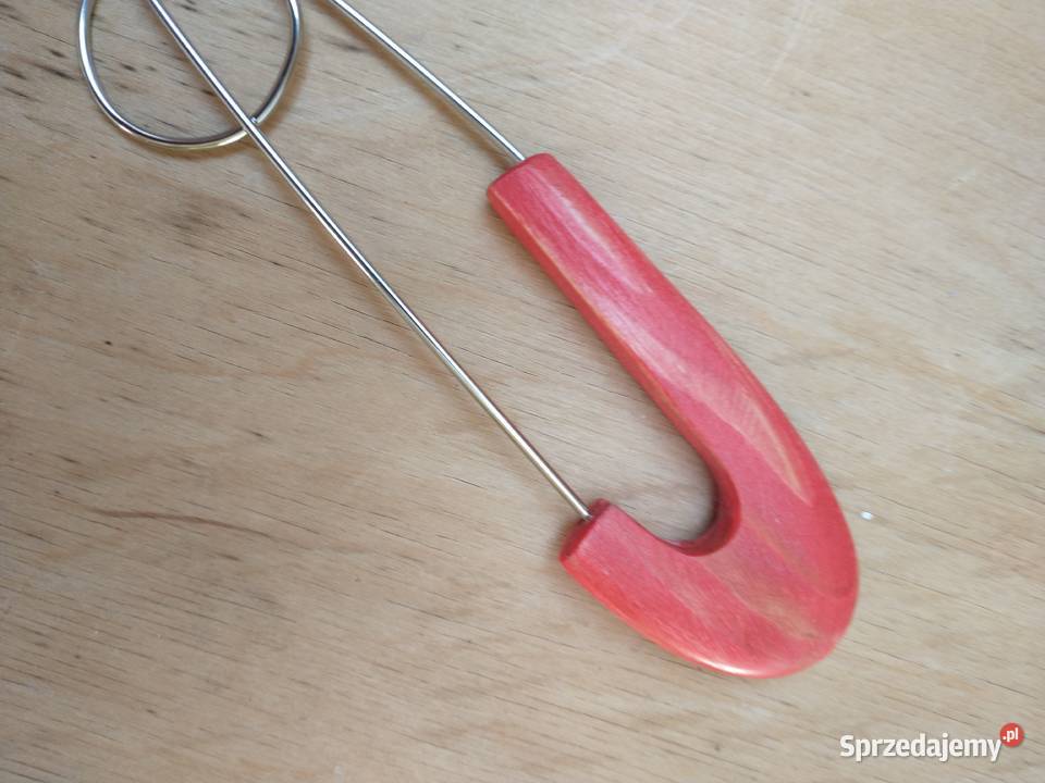 Czerwona agrafa broszka drewno rękodzieło Łódź