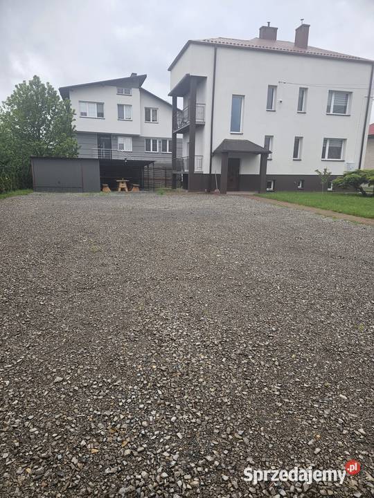 Sprzedam dom z oddzielną klatka schodowa 3 Nisko