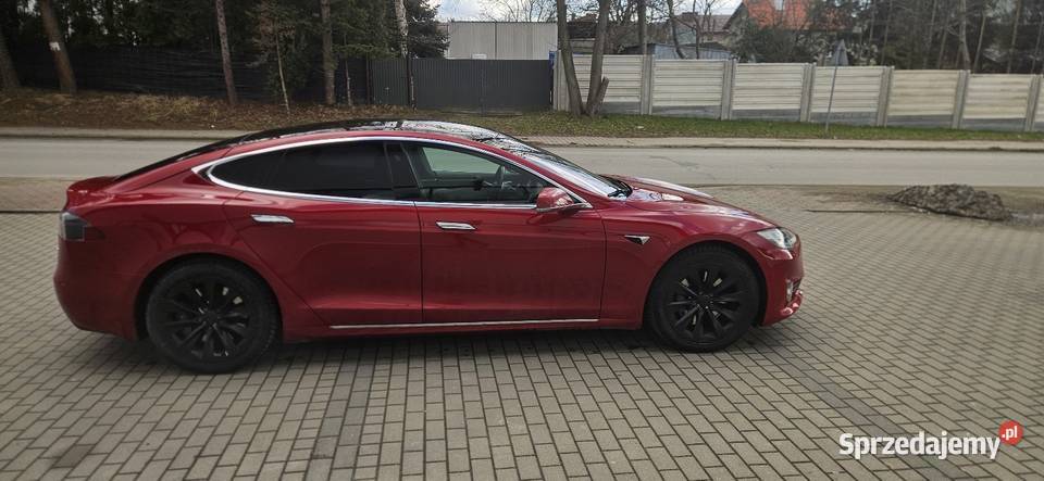 Tesla S 4x4 525 350 na ładowaniu