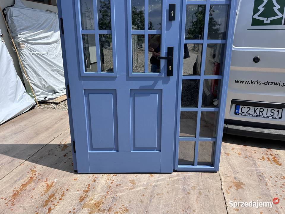 Drzwi zewnętrzne drewniane z doświetlem montaż