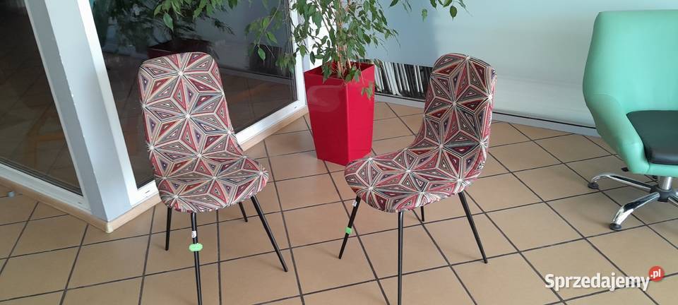 Krzesla z okresu PRL  tapicerowane nogi metalowe po renowacj