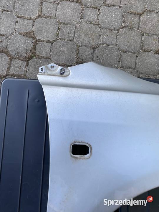 Błotnik przedni prawy Toyota Avensis T25 Srebrny Avensis łódzkie Kamocin