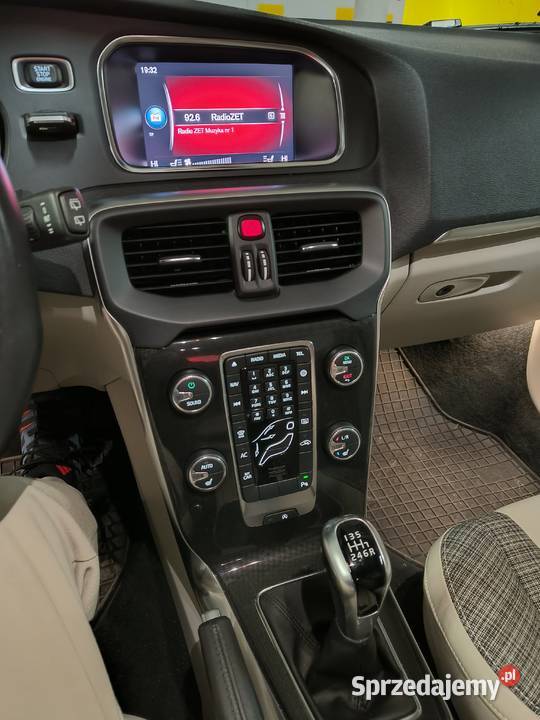 Volvo v40 Momentum 84 przebiegu łódzkie Ozorków