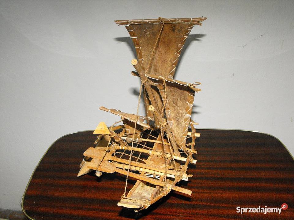 Stary drewniany model trzymasztowego katamarana łódzkie Skierniewice
