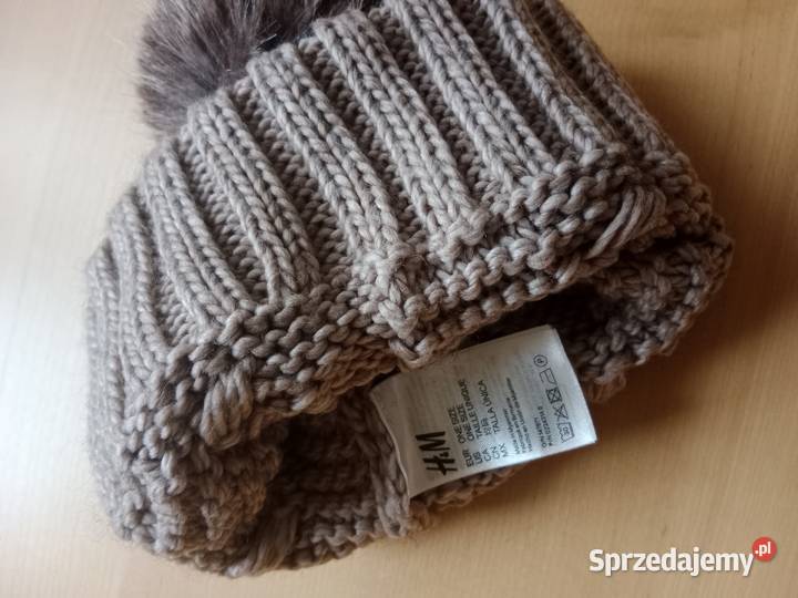 Czapka w warkocz z pomponem HM Poznań