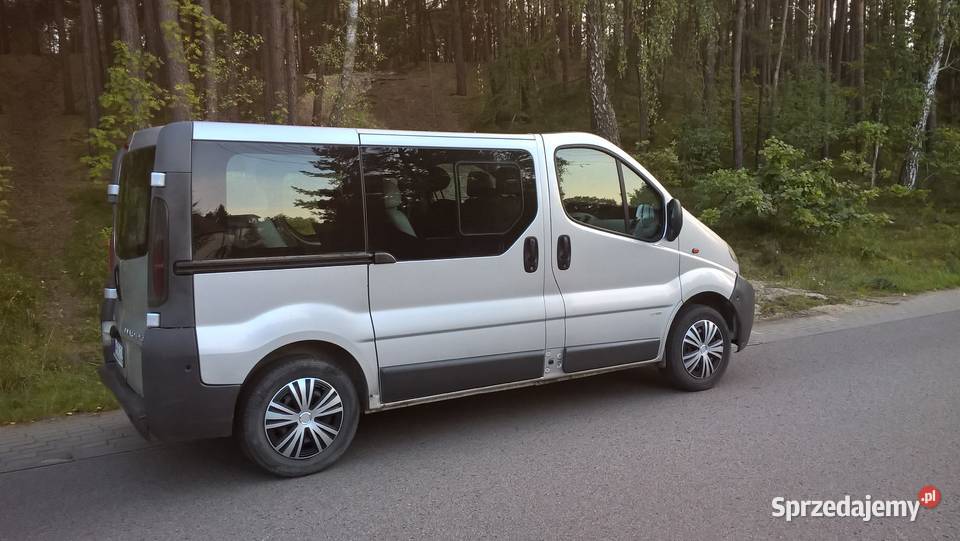 Opel Vivaro 9osobowy 2004r 19Td radio / CD Samochody dostawcze Sadowne