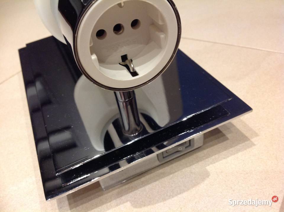 Kinkiet z Wbudowanym Gniazdkiem Łazienkowy sprzedam