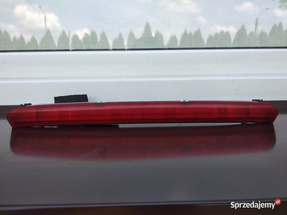 Toyota Avensis T25 kombi lampa trzecie światło