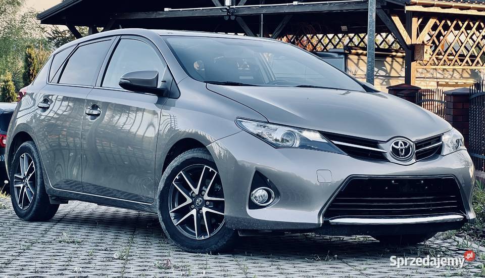 Toyota Auris 14 D4d niski przebieg szklany dach podkarpackie