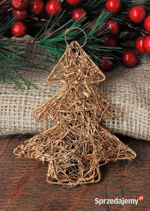 Złota choinka z gałązek i drutu pleciona