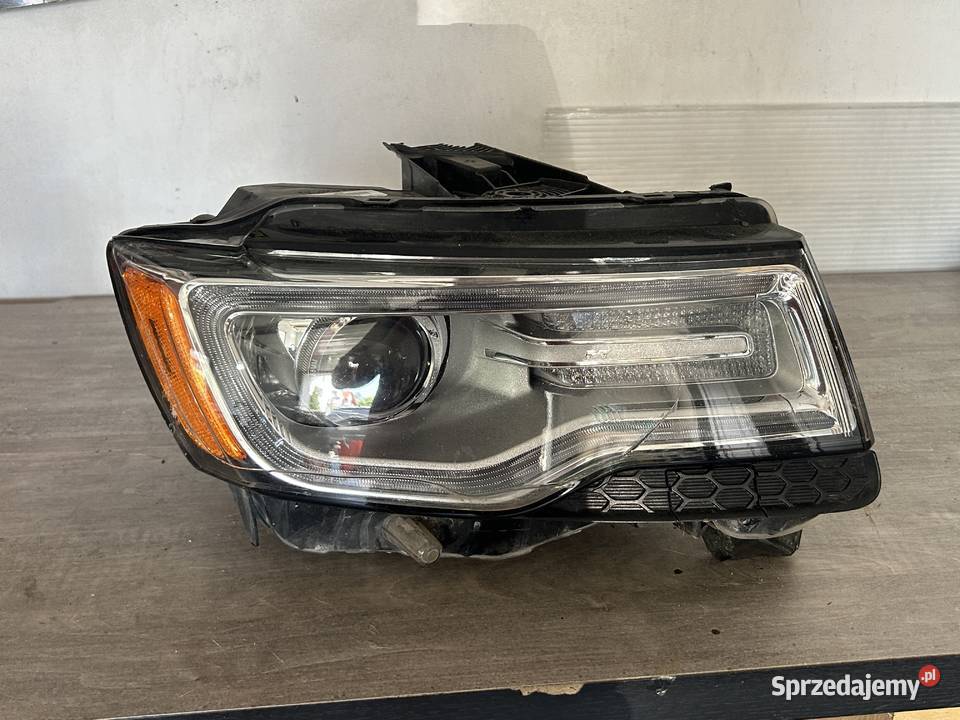 Przedni reflektor prawy uszkodzony BiXenon Lampy przednie Bieździadka