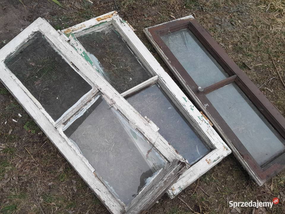 Trzy stare małe podwójne okienka zabytek retro Dąbrowa Górnicza