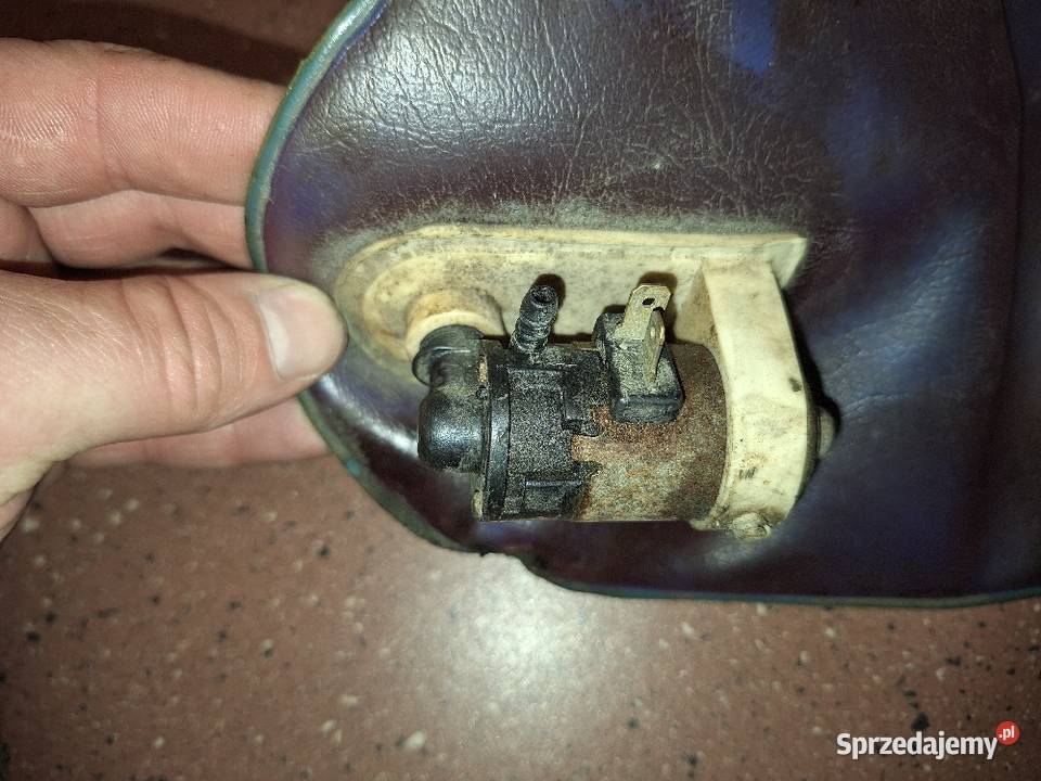 Zbiornik płynu do spryskiwaczy pompka fiat 126p Strzyżów