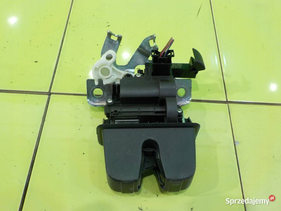 VW PASSAT B8 19r SEDAN 4D zamek klapy tyl Zamki, wkładki i kluczyki Suków sprzedam