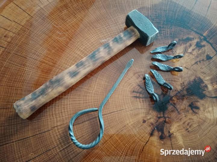 Wyroby kowalskie ozdoby wieszak podkowy noże