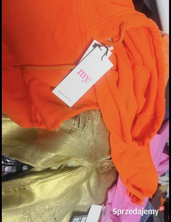 Nowa odzież z metkami na sztuki idealne na Turek