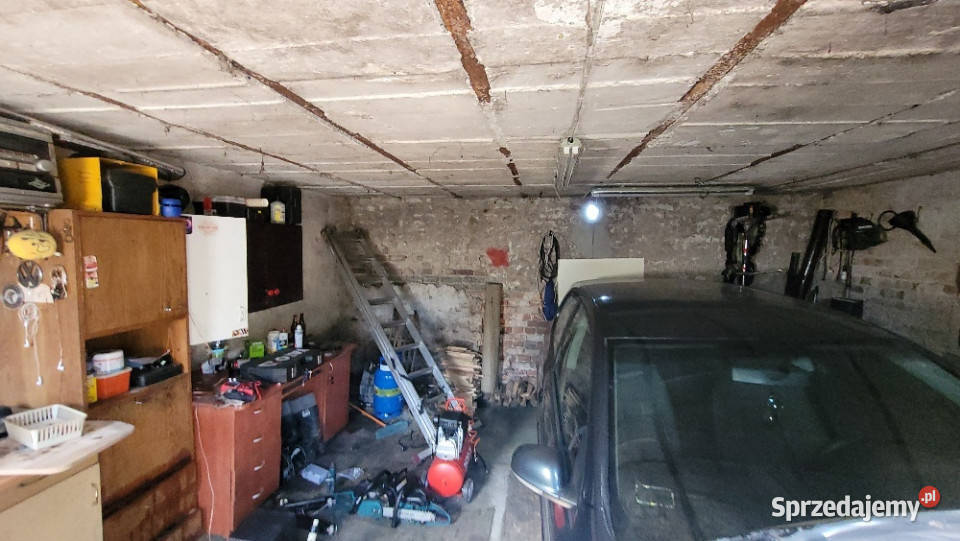 Działka zabudowana domem i budynkiem