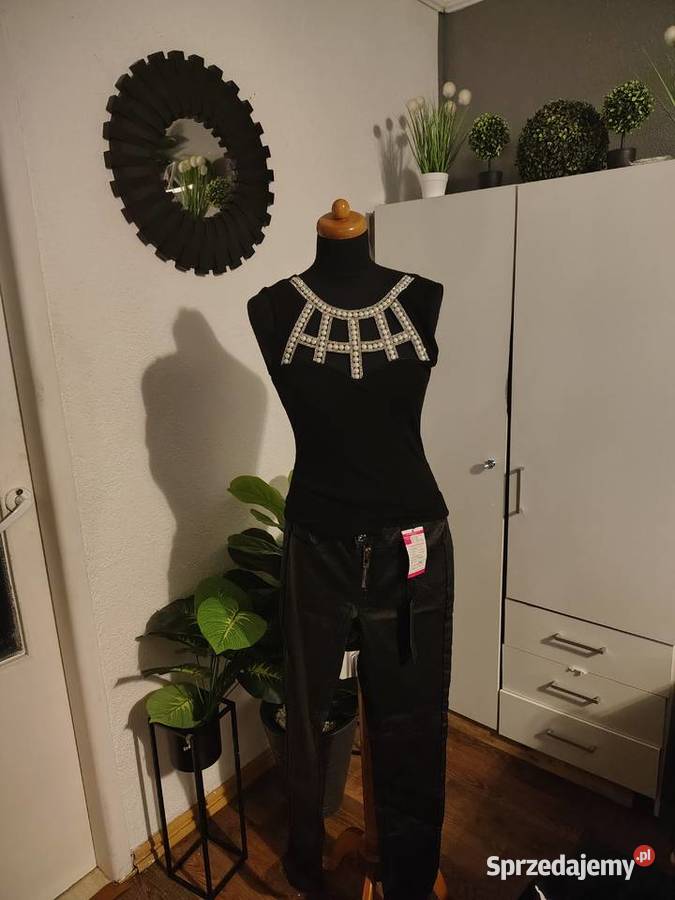 Sprzedam na cito Wielki karton z ciuchami Bez wzoru