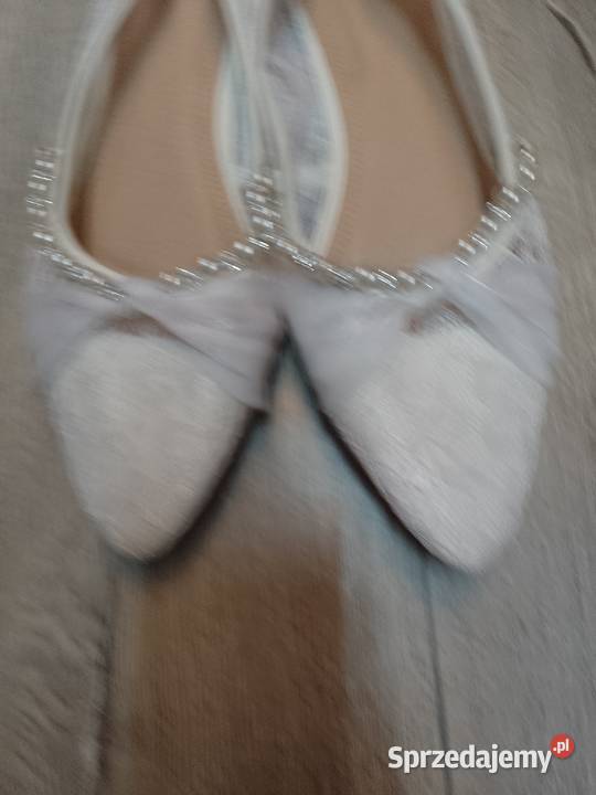 41 Białe bogato zdobione perłami koronkowe małopolskie Kraków