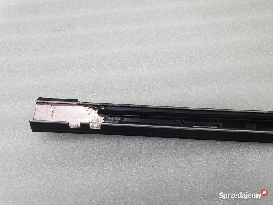 LISTWA SZYBY CZOŁOWEJ PRAWA MERCEDES W204