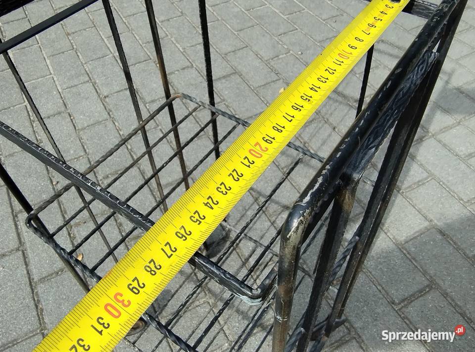 Stary metalowy barek na kólkach metaloplastyka