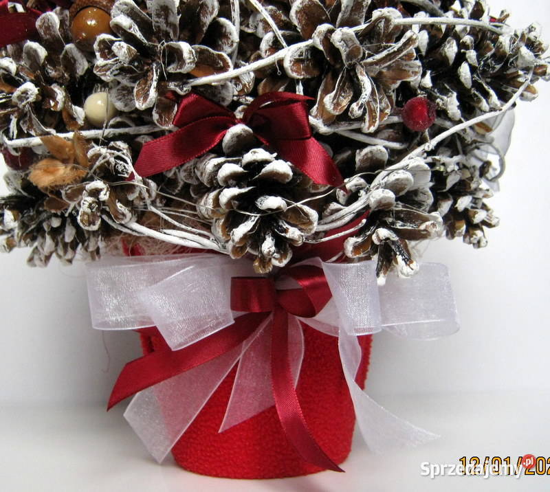 Choinka z szyszek z dodatkami