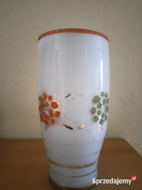 Stary biały szklany wazon z czerwonymi i Wazony