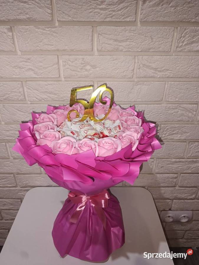 Bukiet na urodziny Box ze słodyczy i róż Rękodzieło Lądek