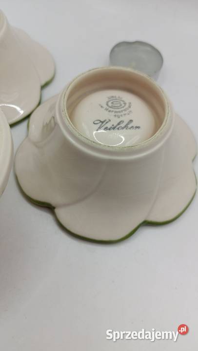 Trzy porcelanowe świeczniki motyw roślinny