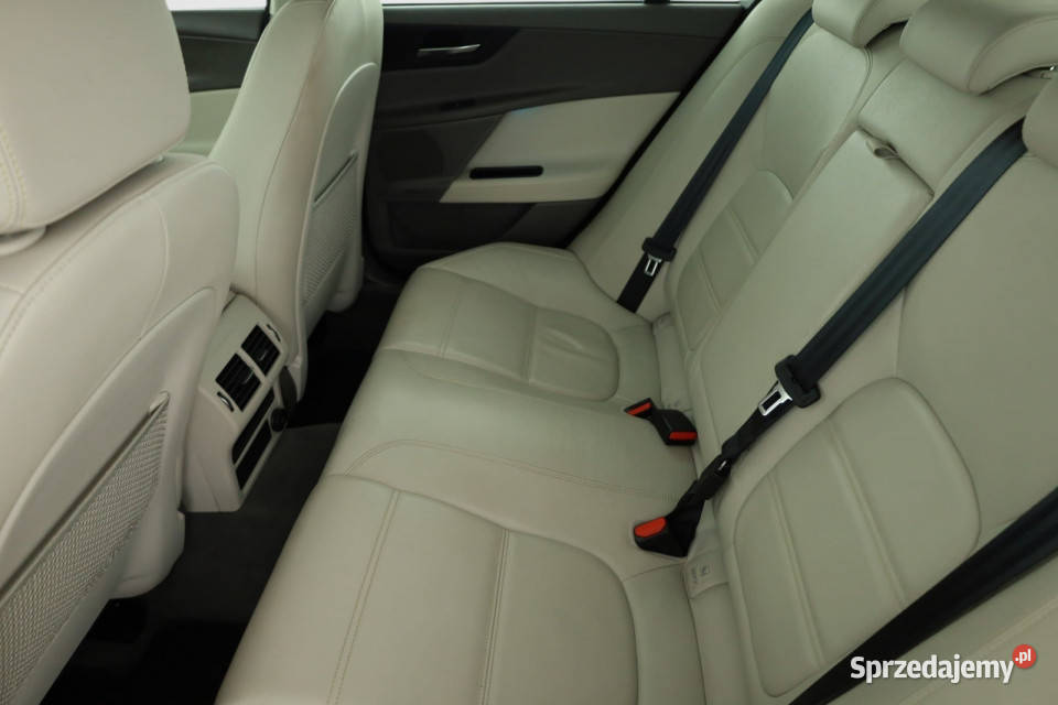 Jaguar XE 20d asystent pasa ruchu mazowieckie Piaseczno
