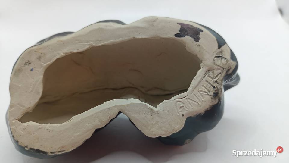 Figurka glinka czarny śpiący kot Porcelana i szkło lubelskie