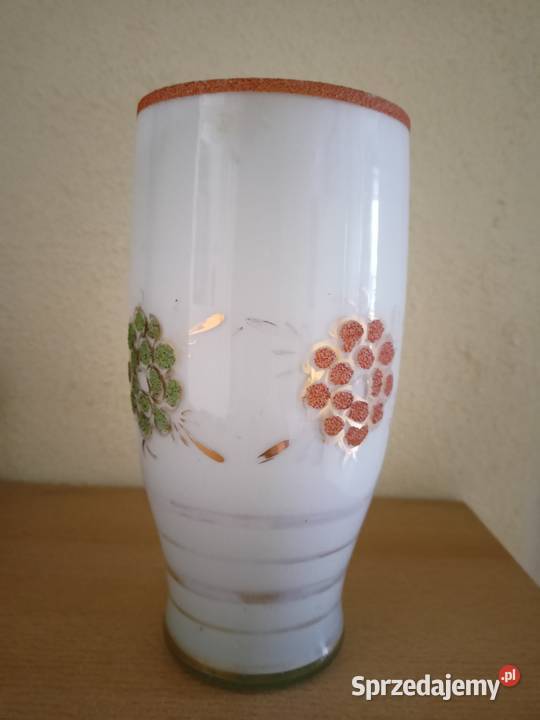 Stary biały szklany wazon z czerwonymi i Tarnobrzeg