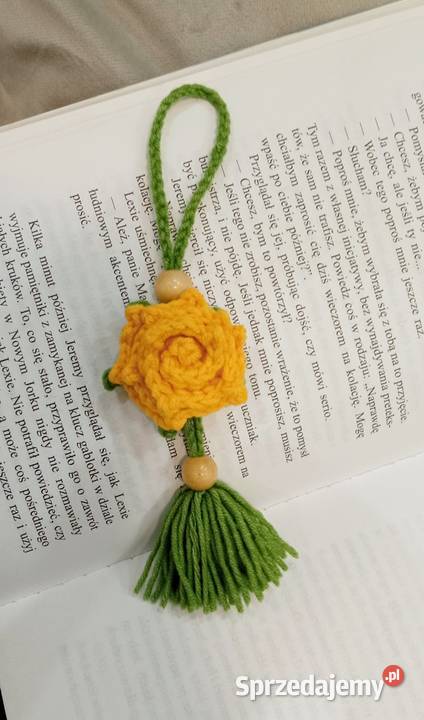 Róża wykonana na szydełku brelok do kluczy